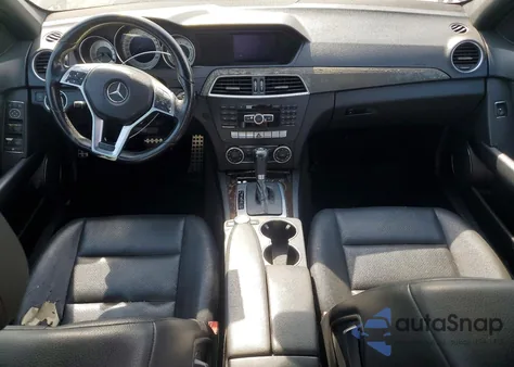 2013 Mercedes-Benz C 250 z USA, uszkodzony, nr VIN WDDGF4HB8DA857277